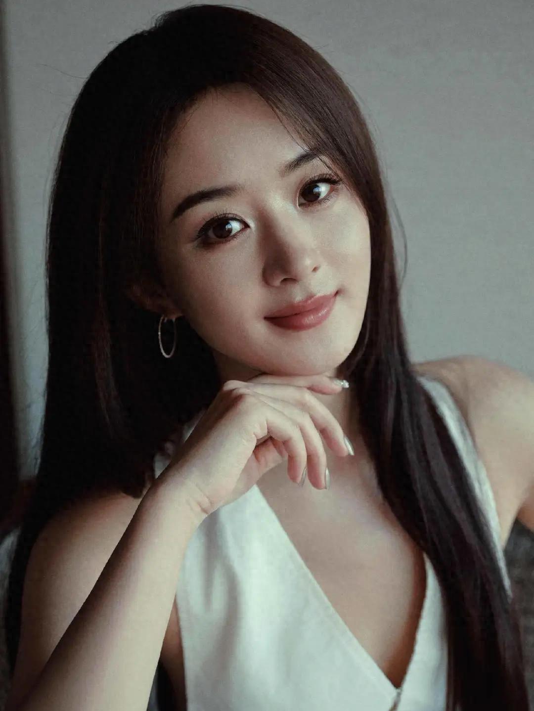 赵丽颖直播穿白色露背马甲，黑长直发型尽显优雅气质