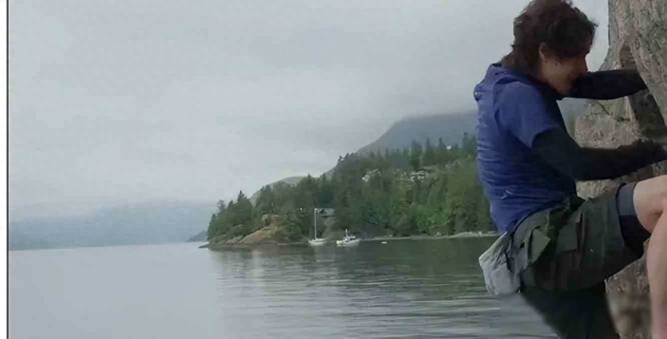 王一博徒手爬悬崖，摔进海里没人拦，观众吵翻了