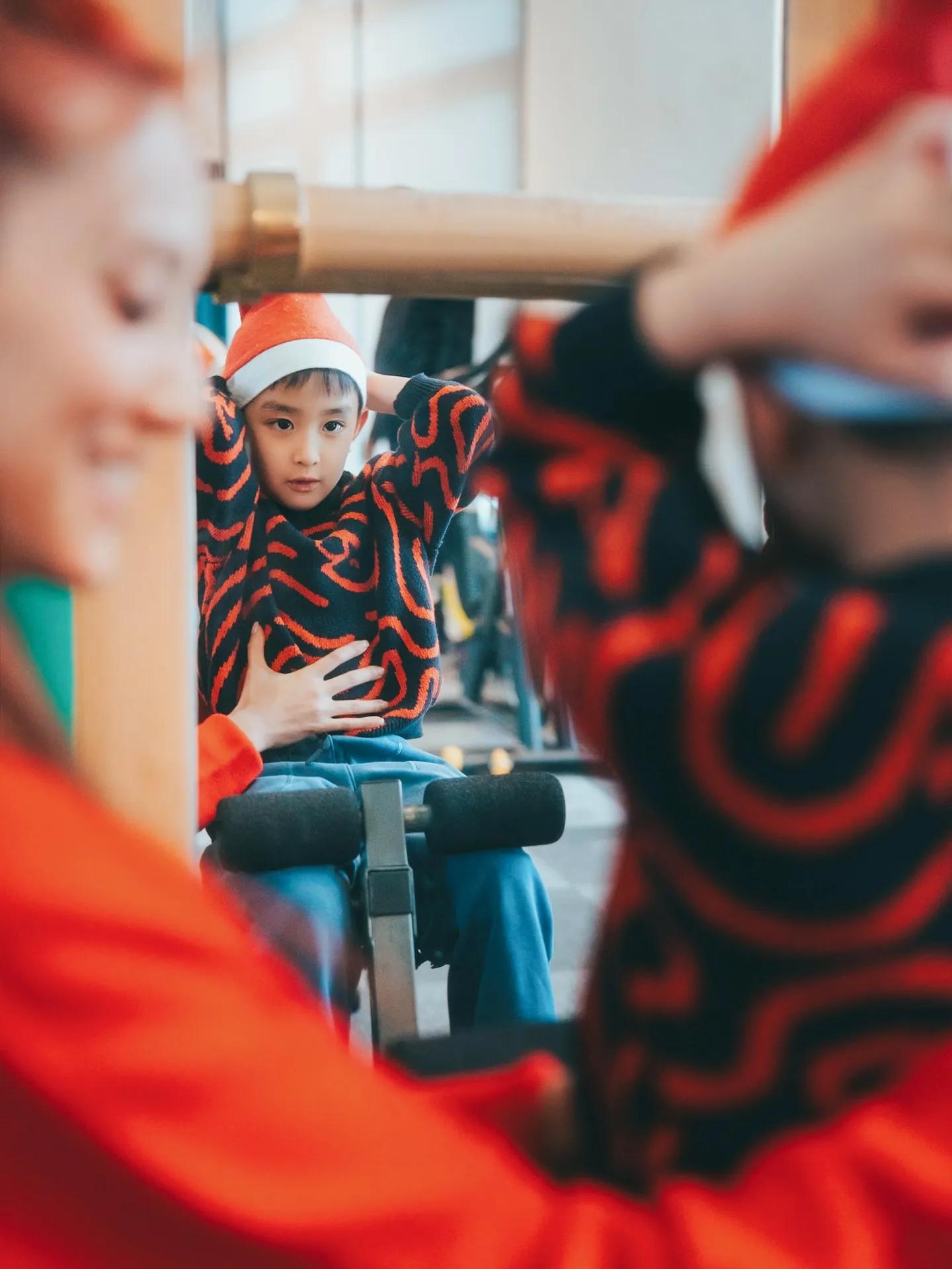 陈凯琳晒圣诞全家福，三个儿子颜值比爸爸郑嘉颖还高，帅气又可爱