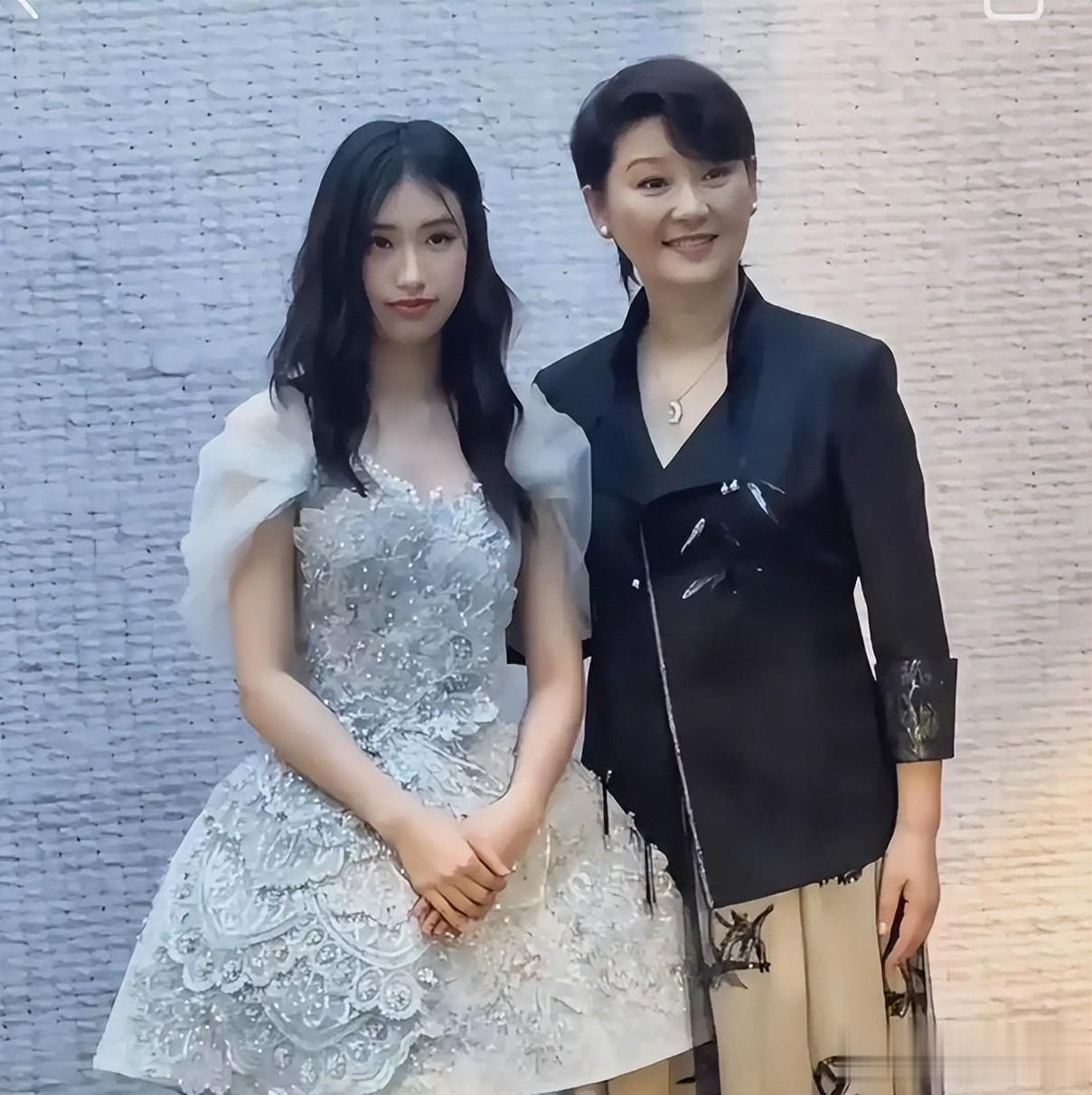 徐帆回应离婚传闻五个月，冯小刚近况曝光，狐狸尾巴终于藏不住了