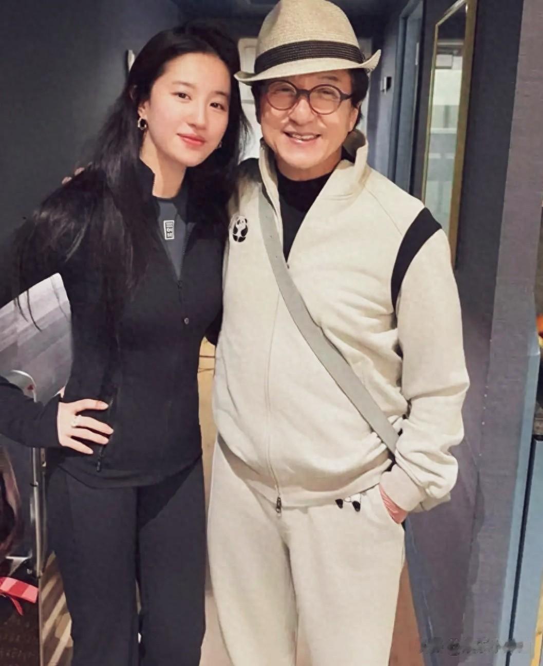 成龙刘亦菲机场偶遇，刘亦菲小鸟腿太抢镜，与成龙举动引热议！