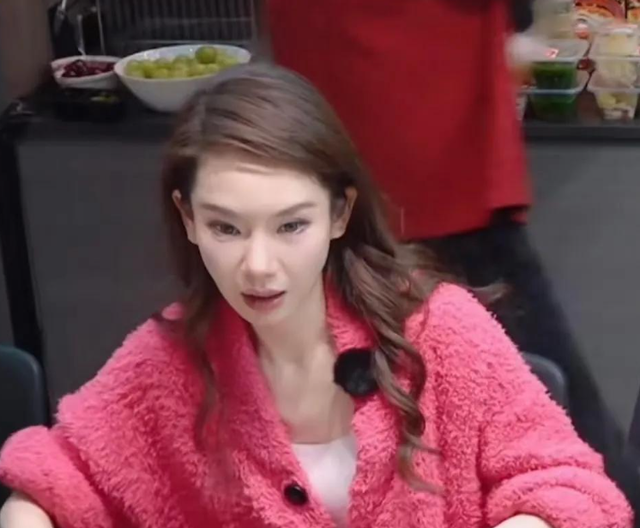 卸妆后 真人卤蛋忍了 、萧亚轩鞋拔子脸忍了、眼角开到后脑勺没忍住