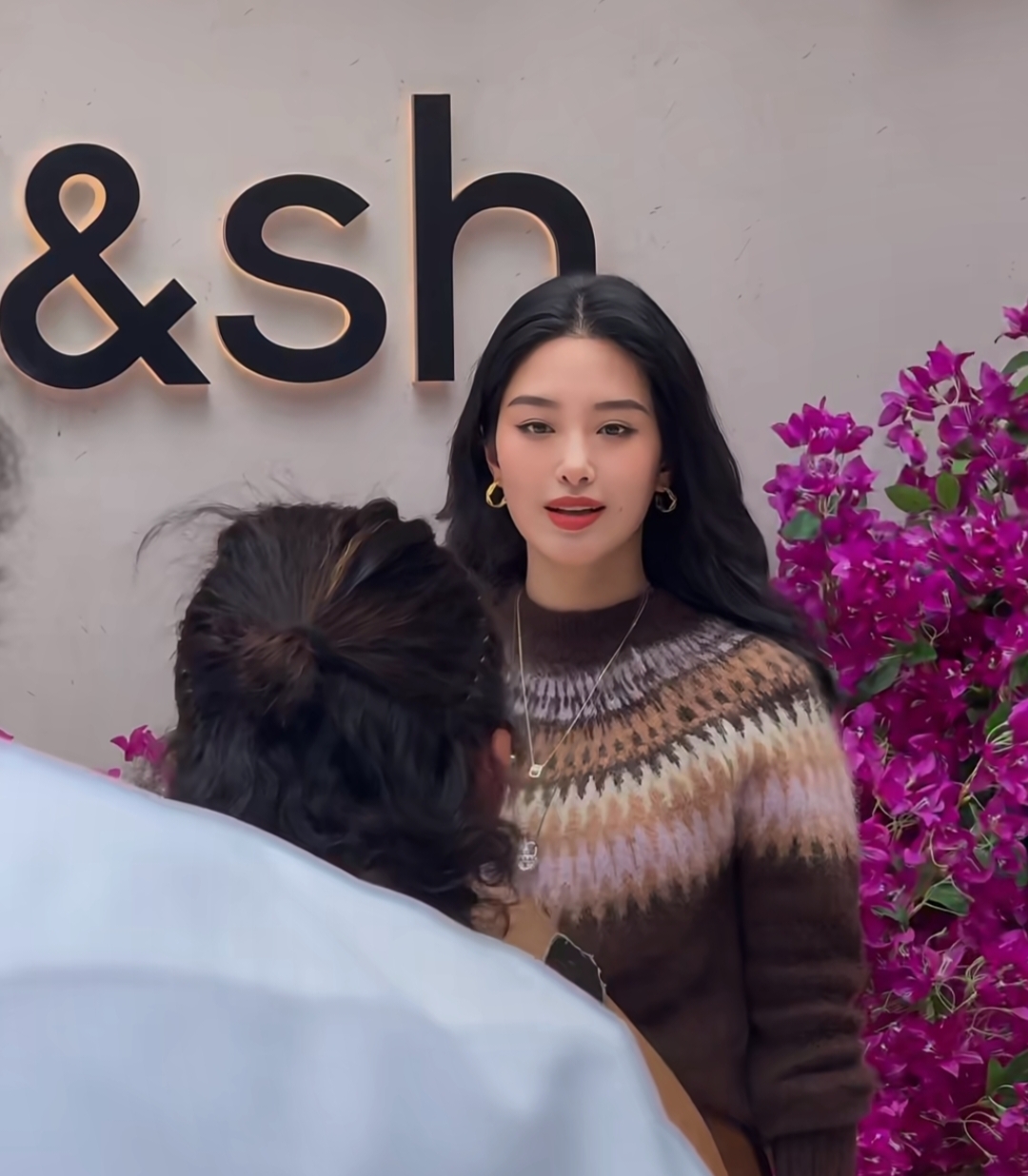 杨采钰产后首秀，穿秋装裙胯宽多了，同台何超莲生没生孩子很明显