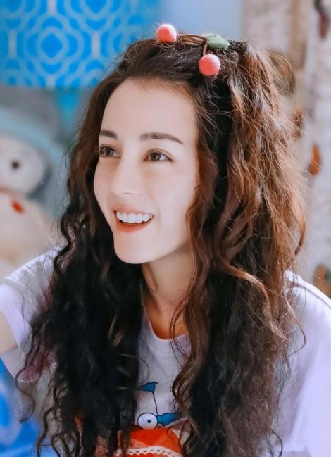 迪丽热巴因消失被传怀孕生子，如今真相终于大白，难怪央视力挺