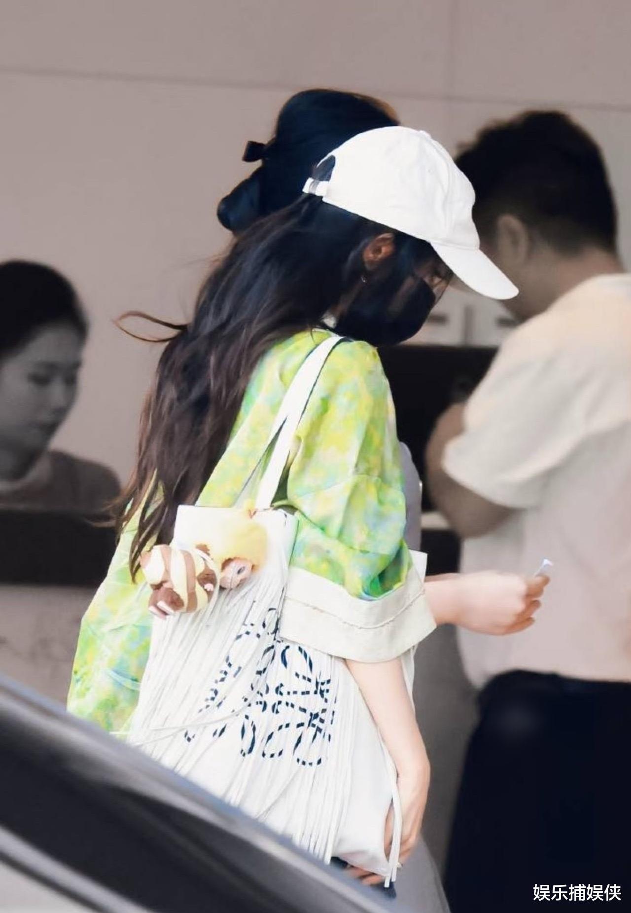 杨幂的“时尚魔法”：Labubu配蜜蜂，解锁新潮流