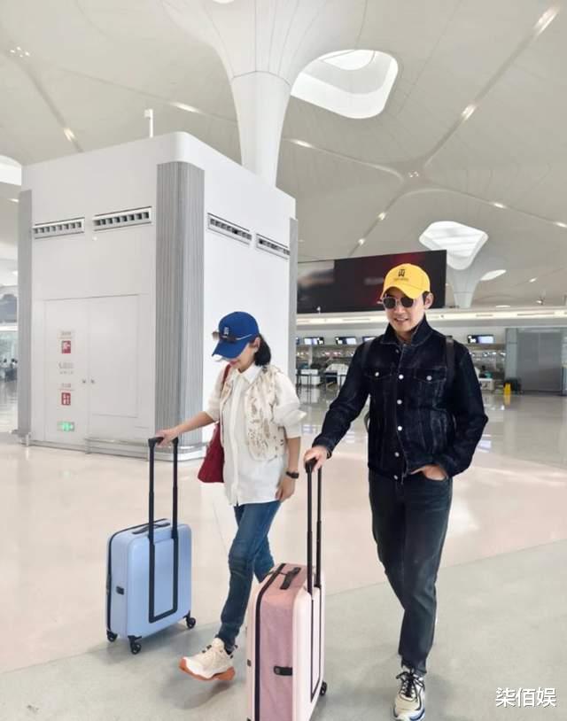 陈松伶张铎走机场，一眼就能看出年龄差，但俩人站一起就是很和谐