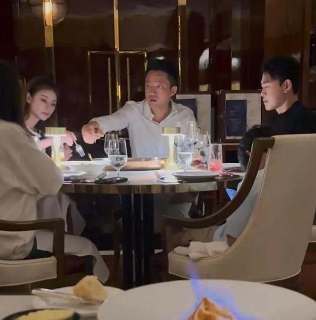 汪小菲一家北京吃西餐，他给小玥儿夹菜投喂 小霖霖沉迷手机无人管