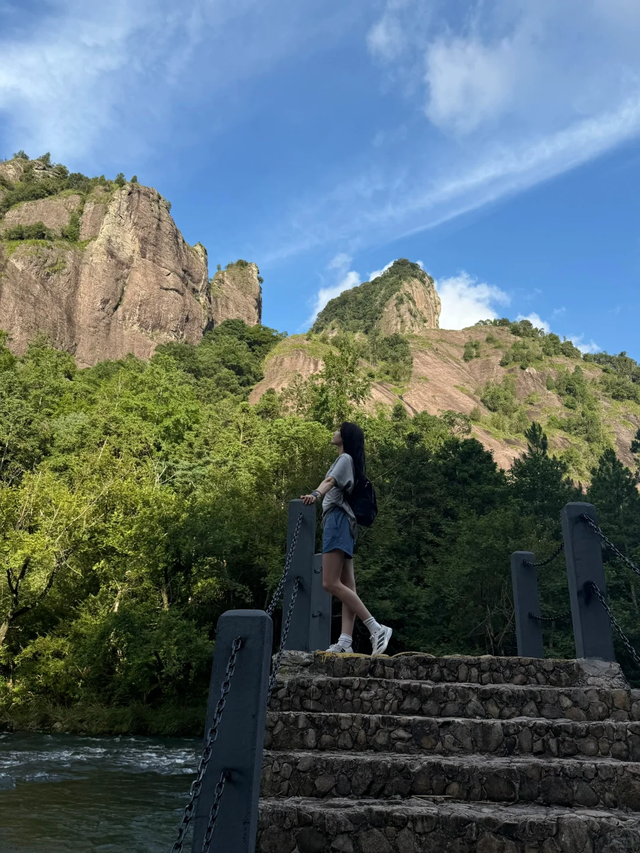 28岁娜然户外玩水，眼大脸尖五官大变，撞脸范冰冰，大长腿太吸睛