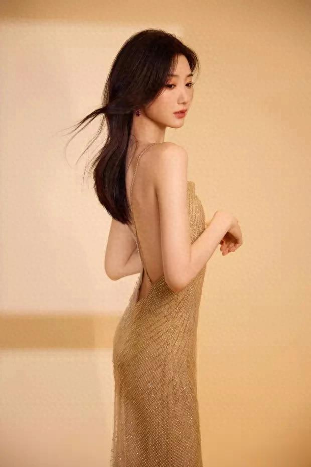 毛晓彤最新写真美照惊艳曝光，露背长裙勾勒绝美身姿引热议！
