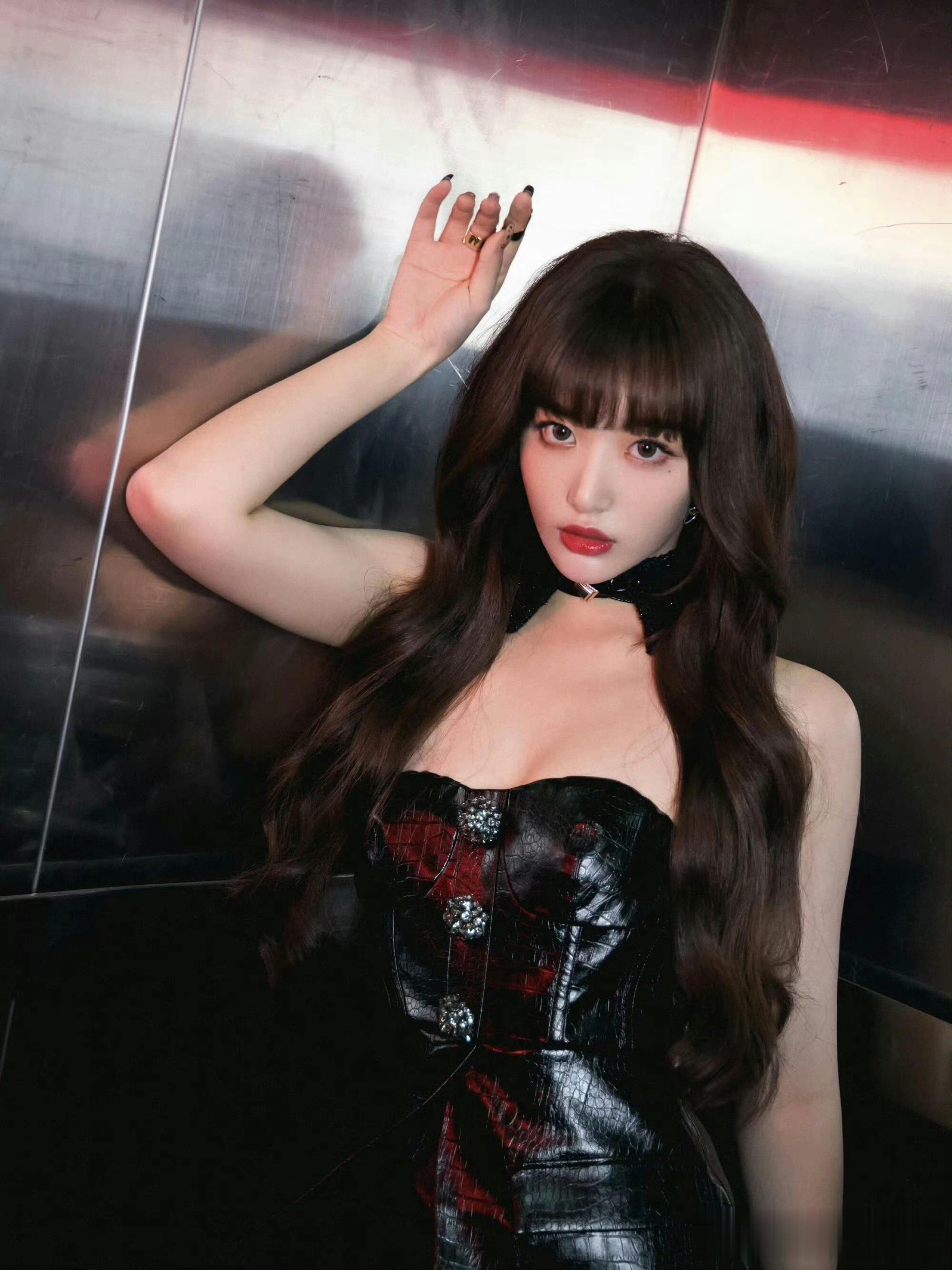 孔雪儿黑裙红调氛围拉满,又美又辣超吸睛