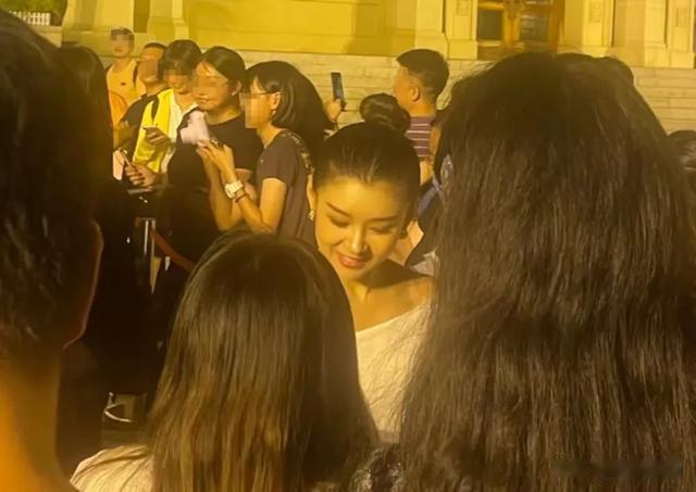 王雷接李小萌下班造型太惊艳，迪奥加发胶，两人都很显年轻