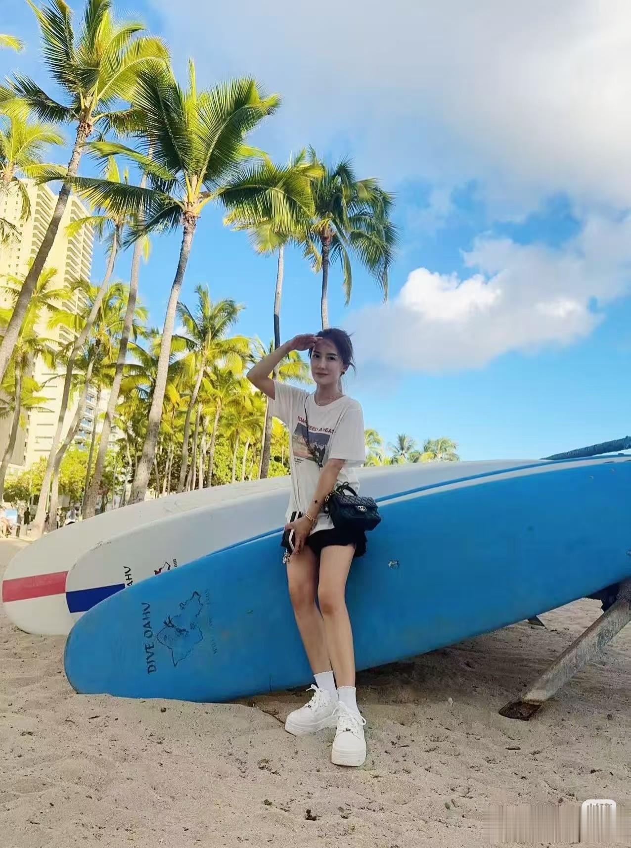 40+李念穿超短逛街，生三娃还被搭讪问有没有男朋友！这少女感绝