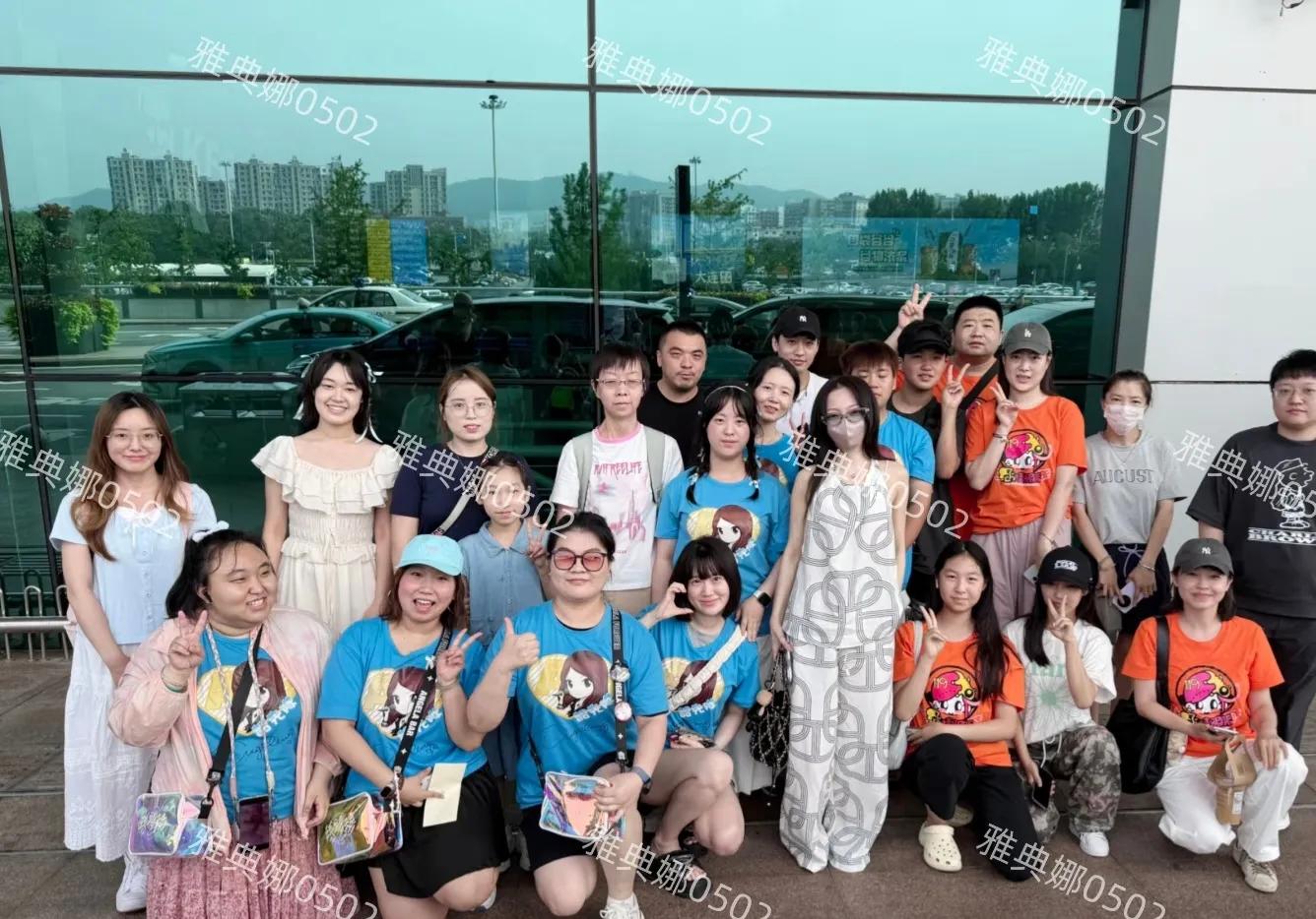 机场遇到张韶涵梁静茹，张身边有个跟她长得很像的女生是她妹妹吗