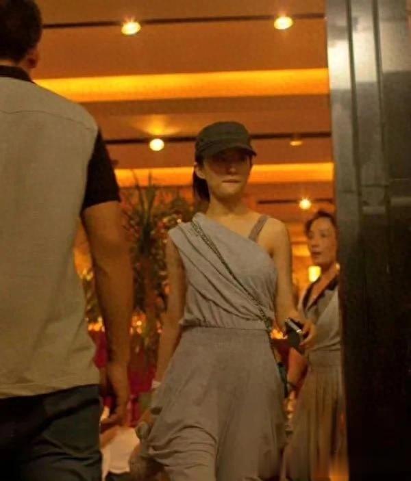 刘亦菲和她母亲，两人颜值相同不愧是母女