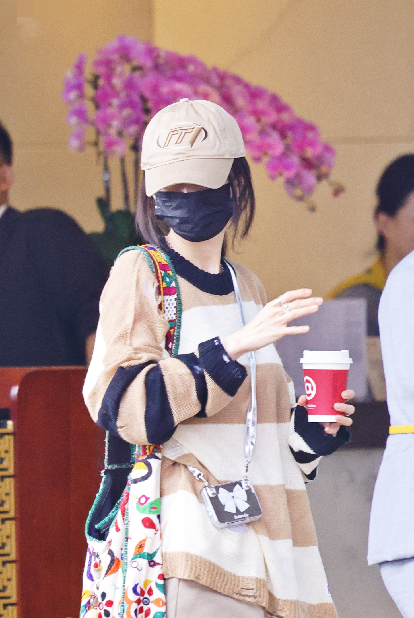 杨幂出行路透，卡其色系毛衣短裤长靴穿搭，简约时尚超减龄啊