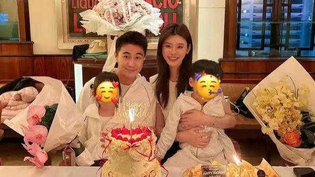 奚梦瑶生日晒全家福，何猷君带一双儿女为其庆生，幸福的具象化