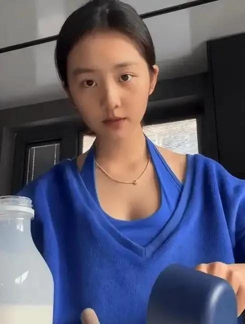 黄多多穿着紧身连衣裙,好像孙莉有气质,19成熟又不乏少女灵动