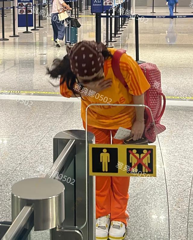 机场遇到张柏芝本人漂亮性格还好,离开时还鞠躬跟粉丝告别很宠粉