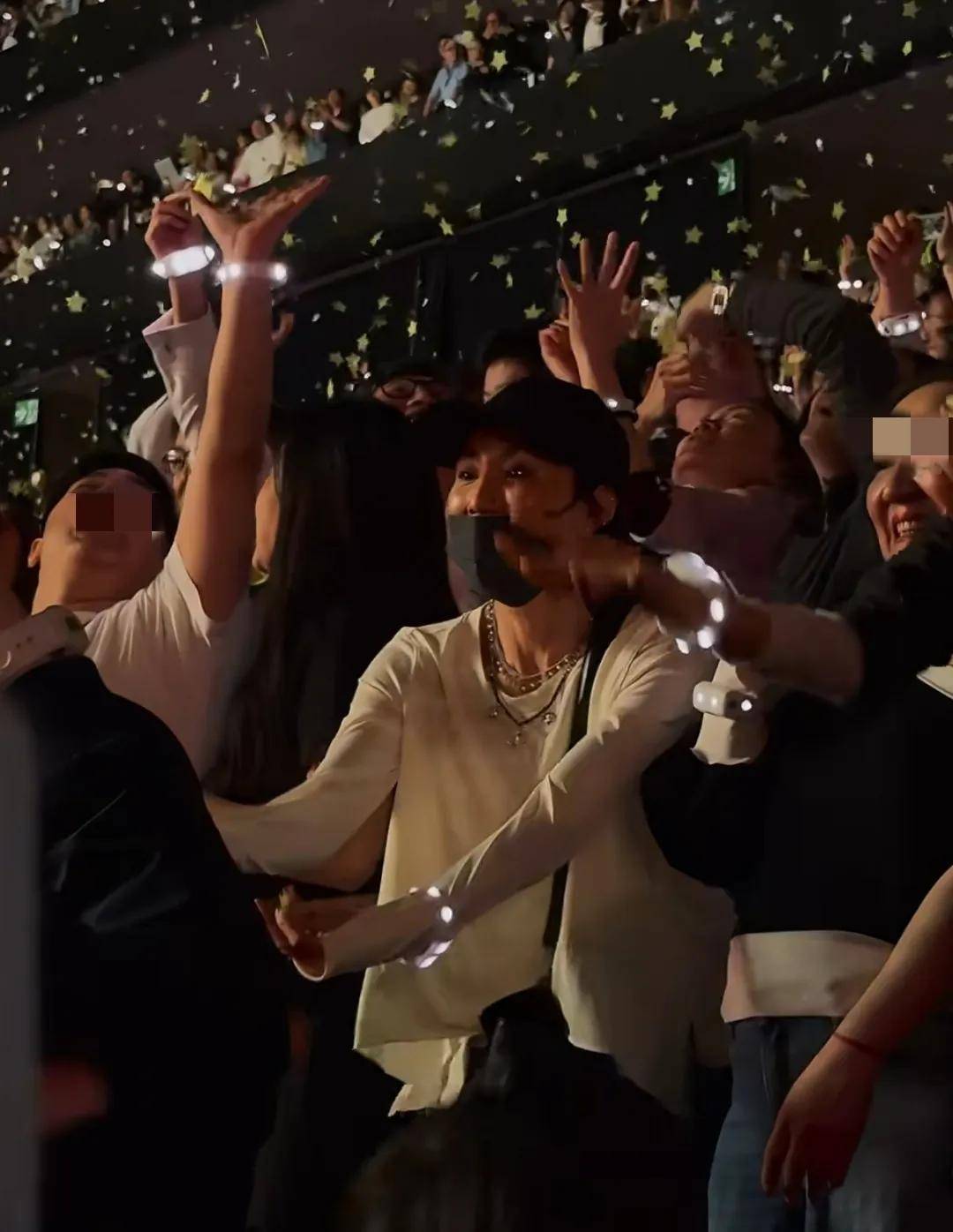 60岁张曼玉与一男子同游巴黎,打扮港风像30岁,气质很灵有少女感