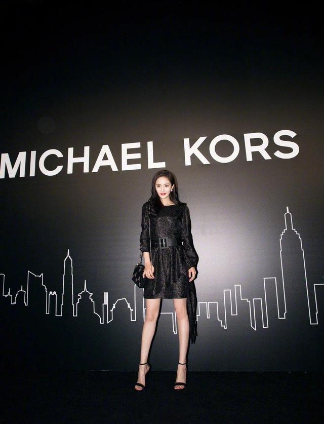 大幂幂优雅黑裙，红唇轻启，闪耀整个现场！