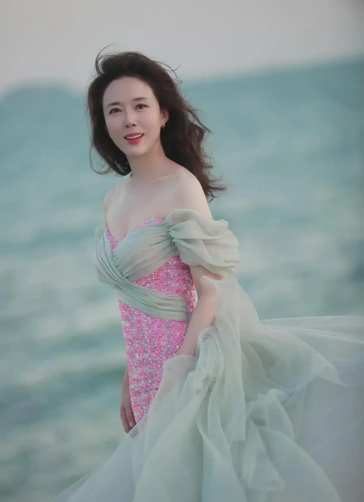 颜丹晨——性感妩媚，多姿多彩，时尚俏丽！