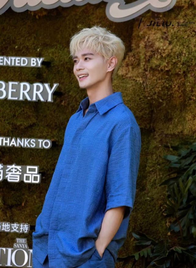 这是37岁的曹骏？出席活动仿佛改头换面，少年感在他身上具象化了