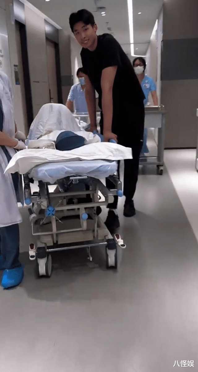 水亦诗晒全家福，女儿会坐了，戴着金锁金手镯，长得一点不像妈妈