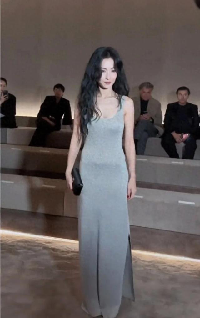 张柏芝穿裙子小腹隆起，网友：四十五岁生四个小孩这身材已经第一