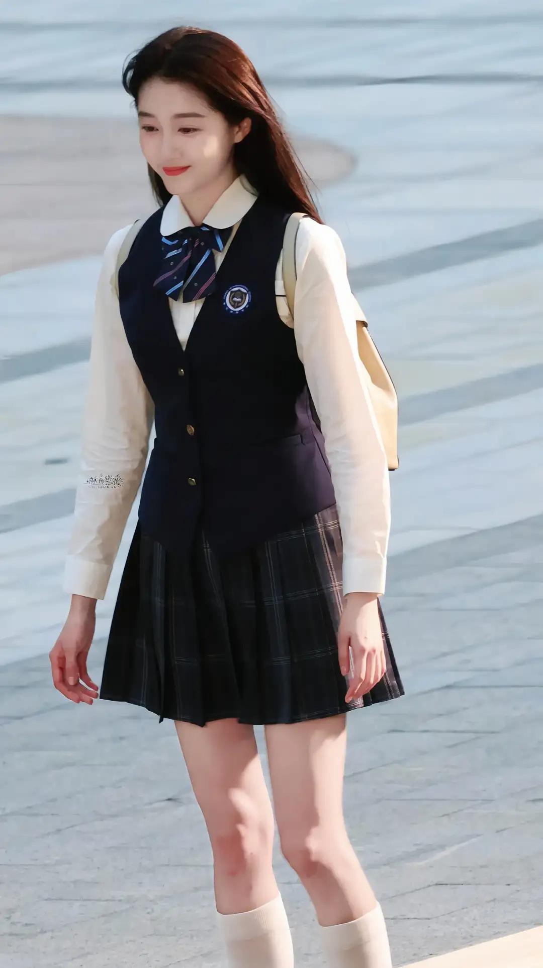 关晓彤淡淡的就很好，素颜真是太绝了，原来淡妆才是她的颜值密码