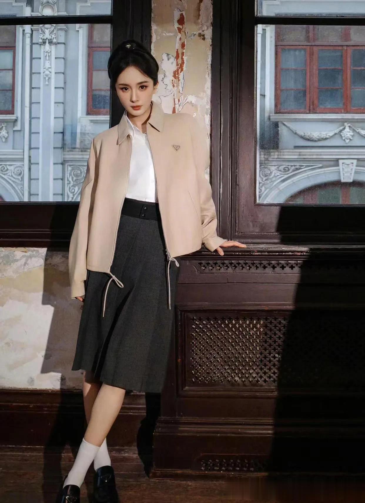 杨幂不愧是穿搭高手!卡其色夹克+百褶裙+乐福鞋,时髦减龄又高级