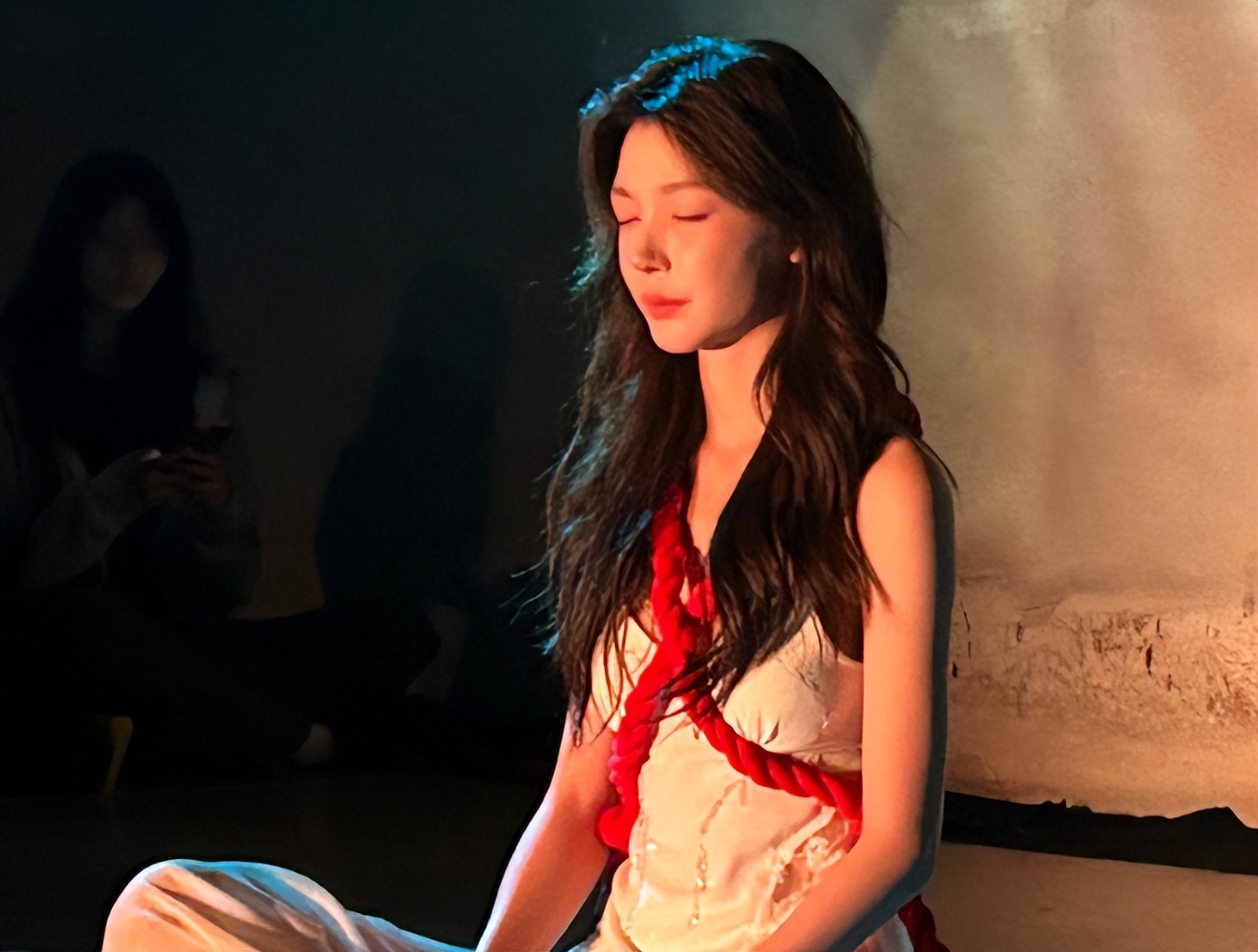 乌镇大佬聚会：刘欢满头银发，谭松韵嫩了，却被瘦下来的郝蕾惊艳