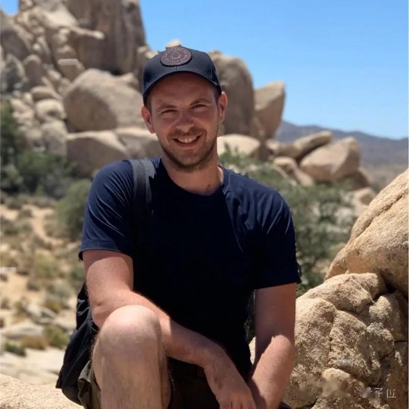 小扎把馬斯克機器人一號位挖走了