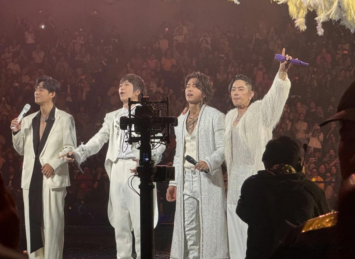 太体面！阿信从舞台摔倒，被网友质疑想试探F3，却发言感谢朱孝天