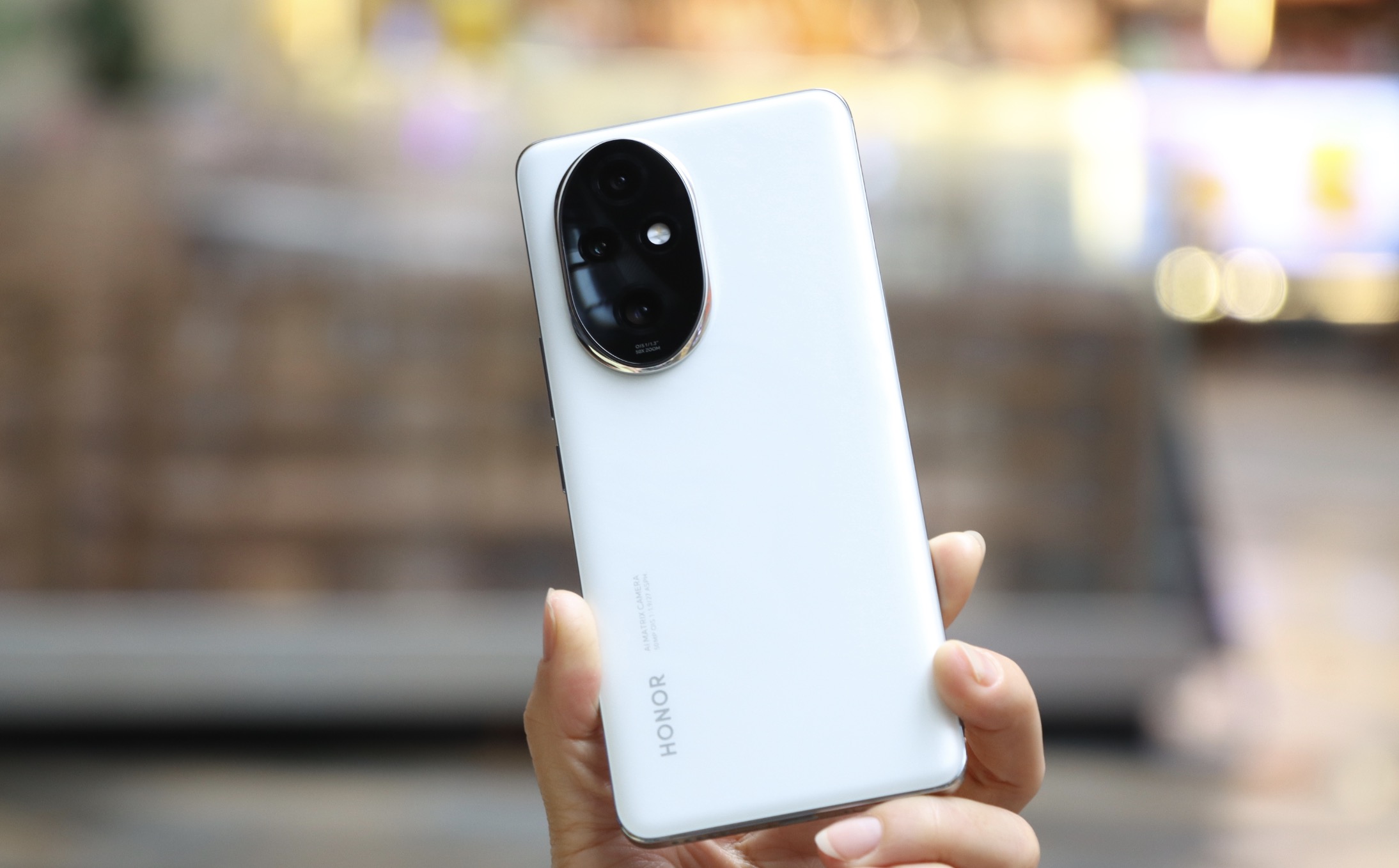 从3399元跌至1859元，4nm旗舰芯+50倍变焦，荣耀拍照手机加速清仓