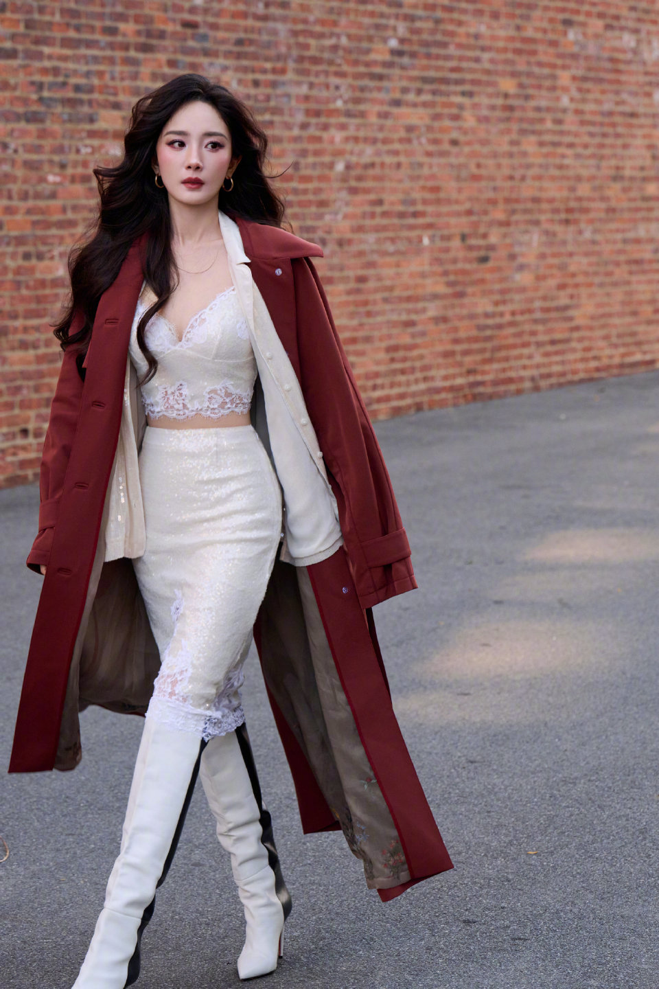 杨幂维密大秀同款漫步街头，肆意散发迷人魅力