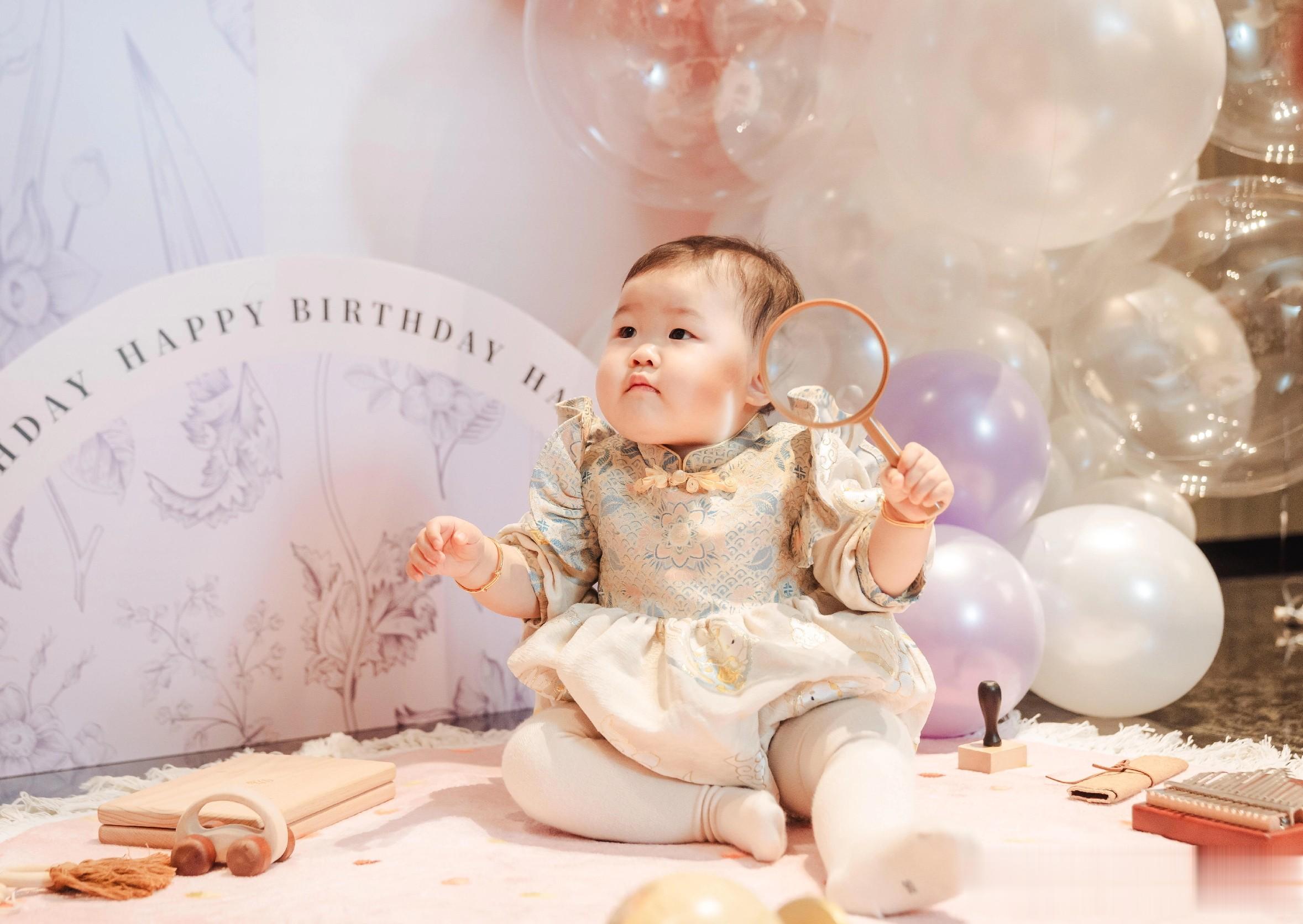 郑思维为女儿七月庆周岁生日,艾登帅气又可爱,一家四口好幸福