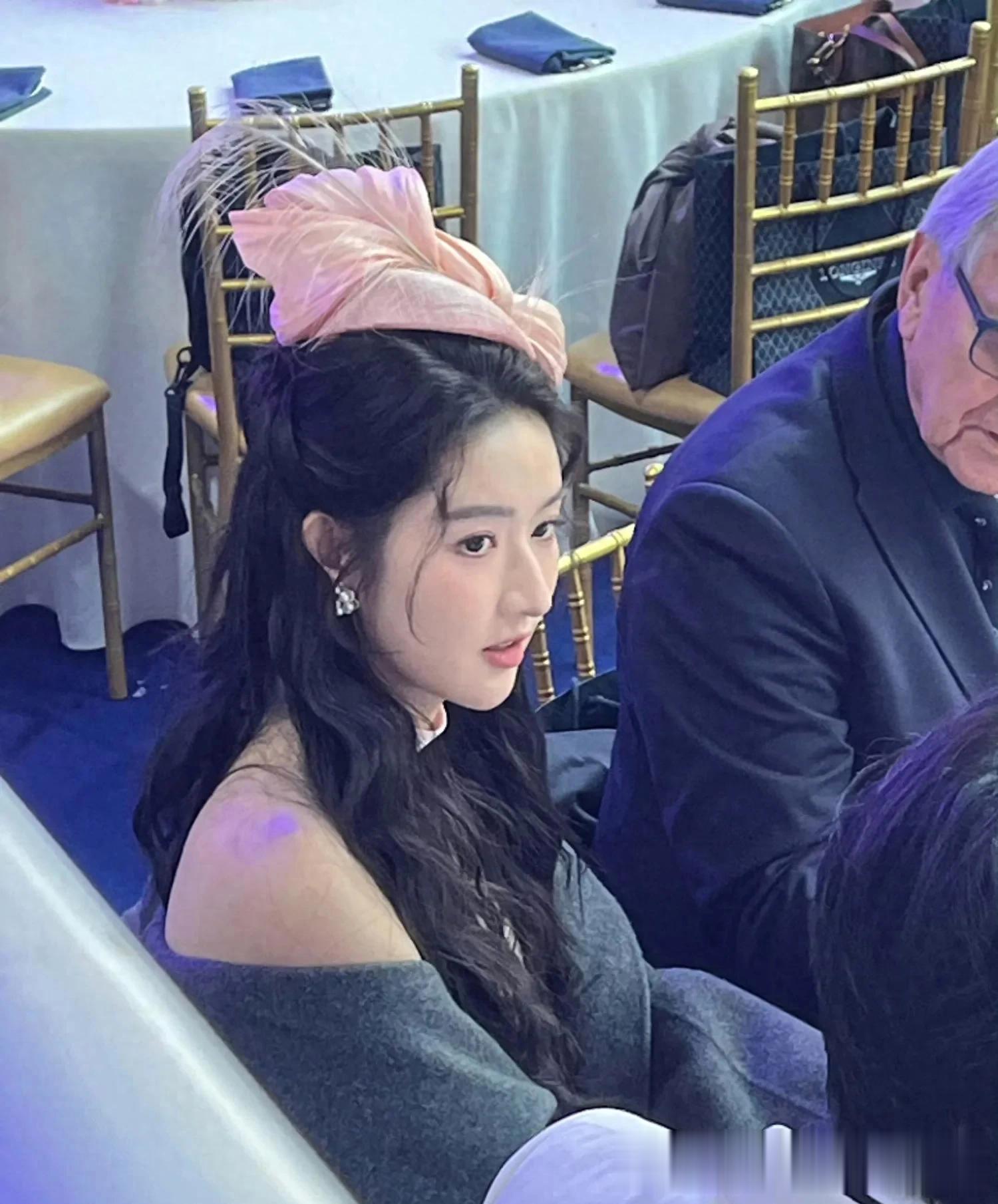 王玉雯这个角度好美,旁边的老头是谁?