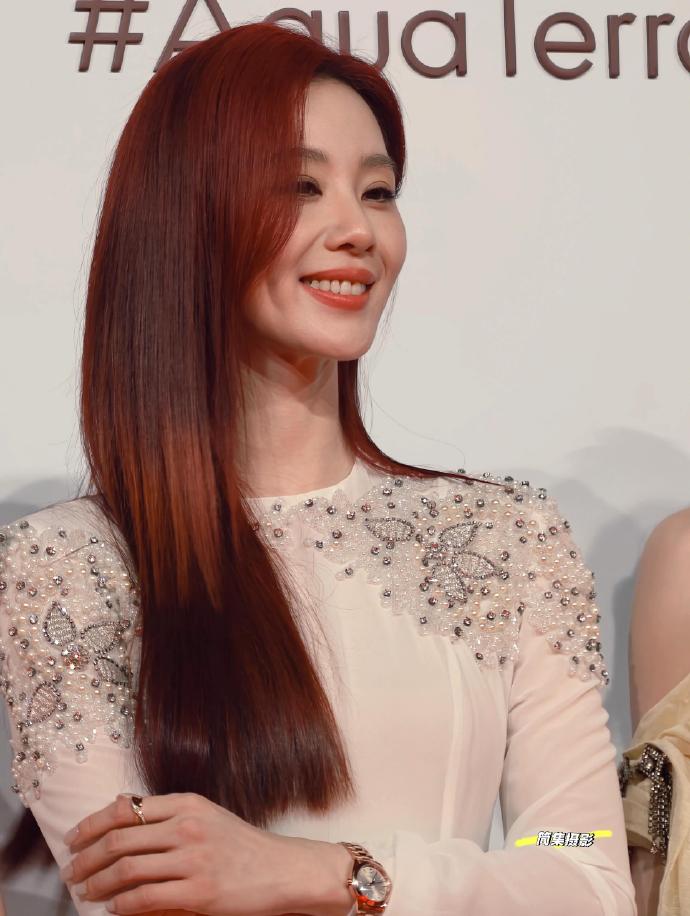 刘诗诗职业生涯首次全头染橘调红发，第一眼惊艳，第二眼沦陷