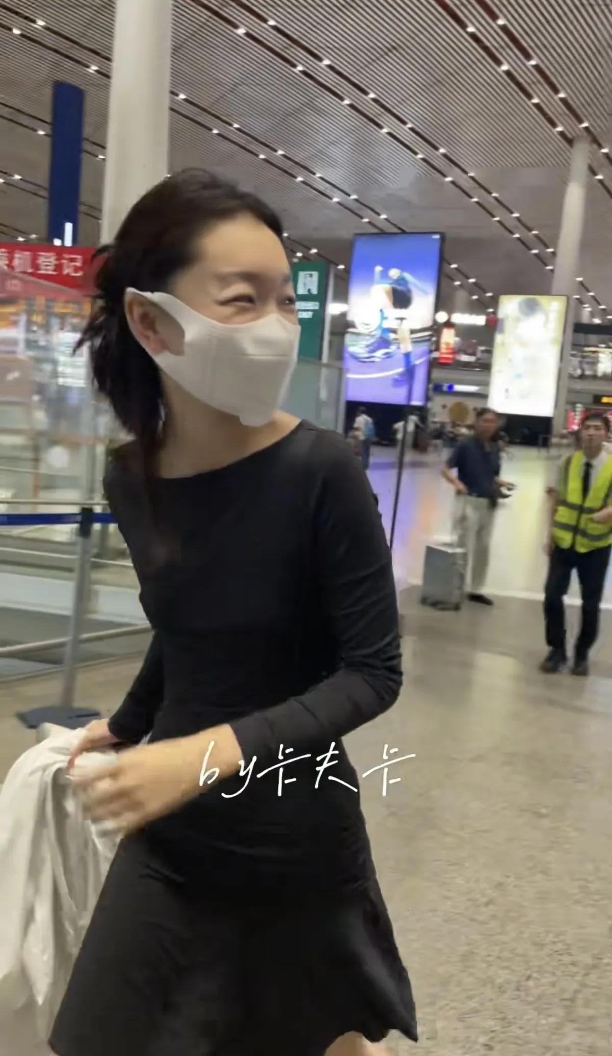 周冬雨机场素颜被偶遇，穿黑色套裙好瘦好小一只，皮肤超好很白！