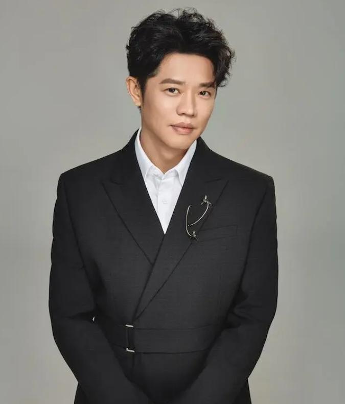 “手表风波”6月后，曾毅传来新消息，终究步入了李易峰后尘