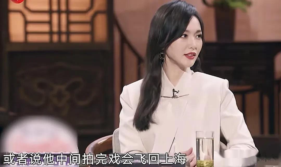 唐嫣分居风波后首露面，穿西装出席女性对话会，男方IP显示北京