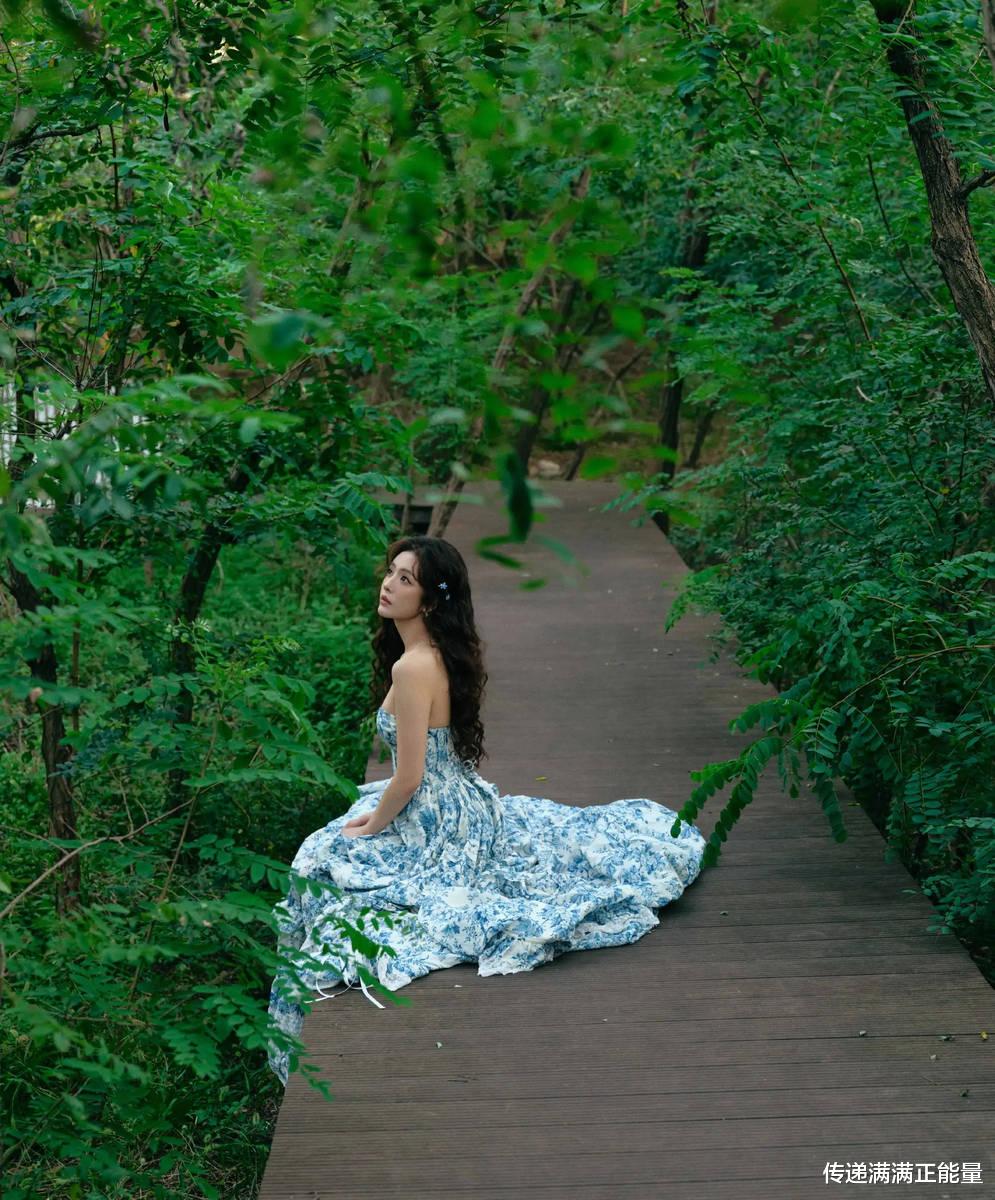 蔡文静的海边秋千照，为什么看着不像摆拍？