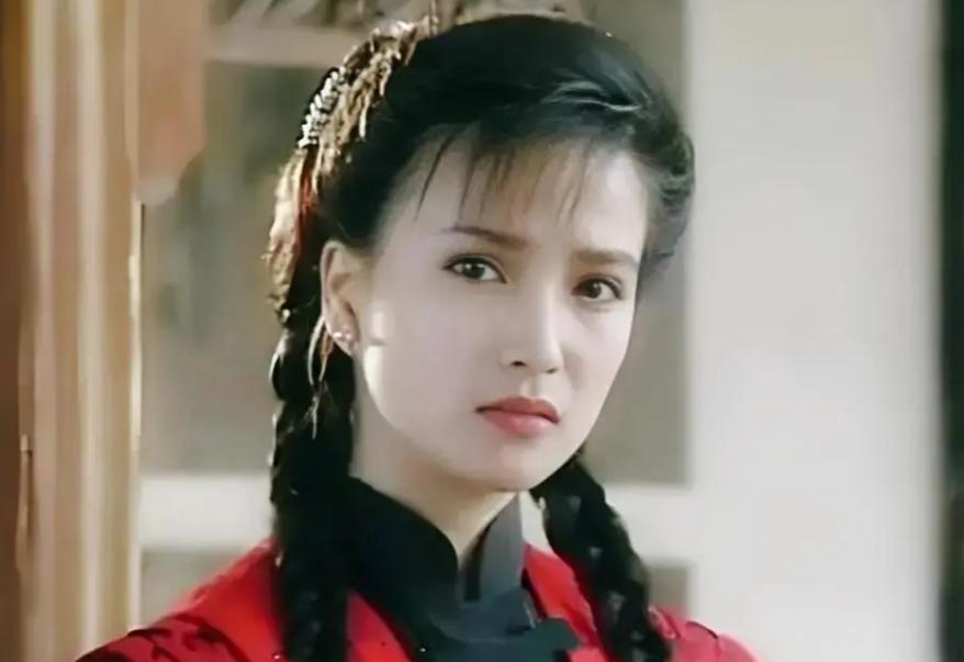 何晴告别仪式上，前后一个特殊的变动让人泪目，她可以安心的走了