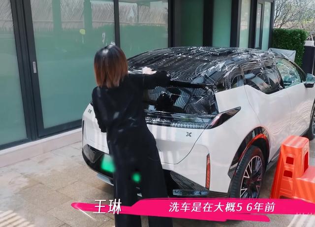 54岁王琳独自住在上海别墅，儿子一周联系她一次，太冷漠让她寒心