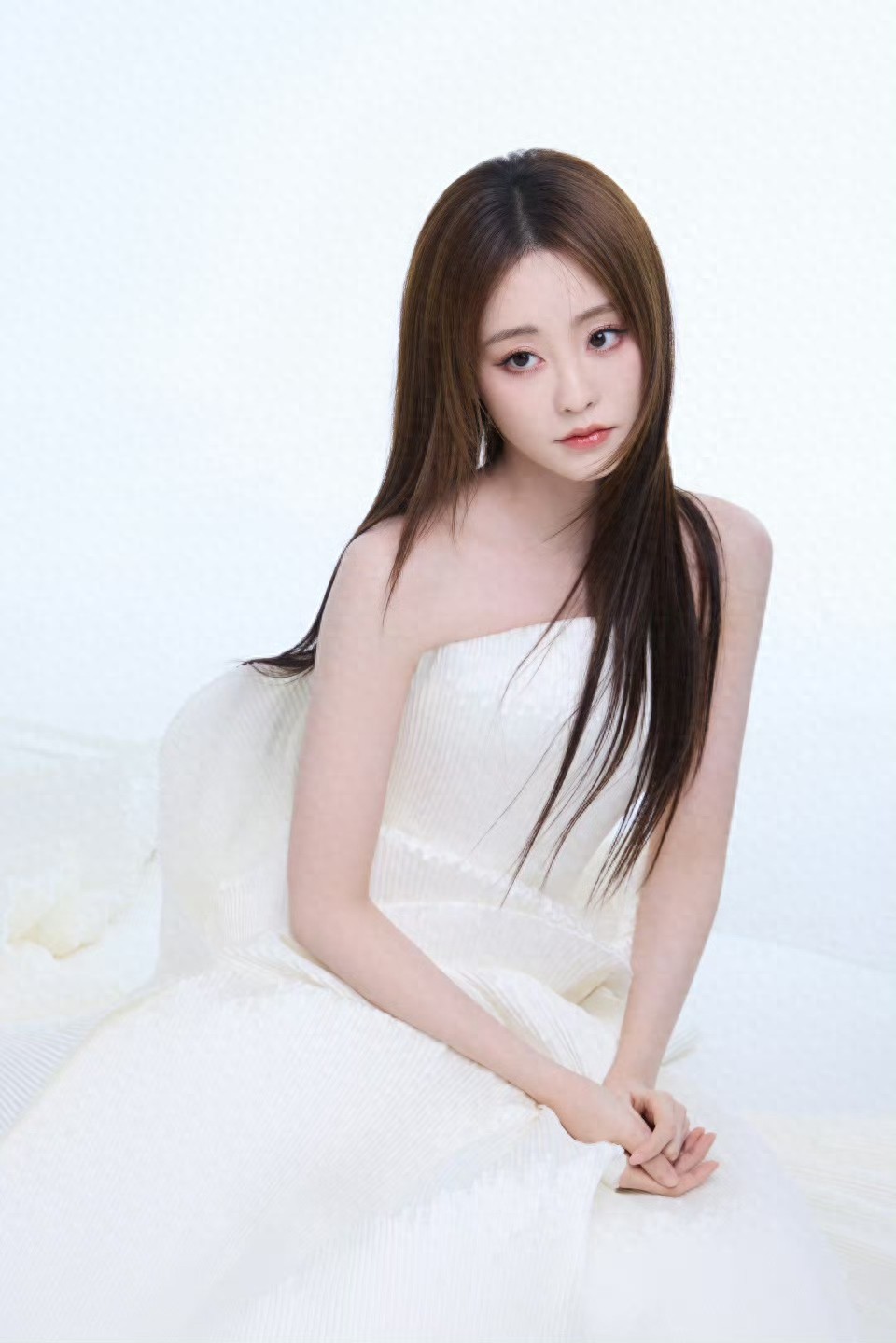 祝绪丹白色抹胸裙写真，漂亮的小仙女