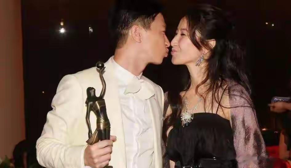 61岁关咏荷出席粉丝见面会,穿白色连衣裙优雅从容,像30岁状态