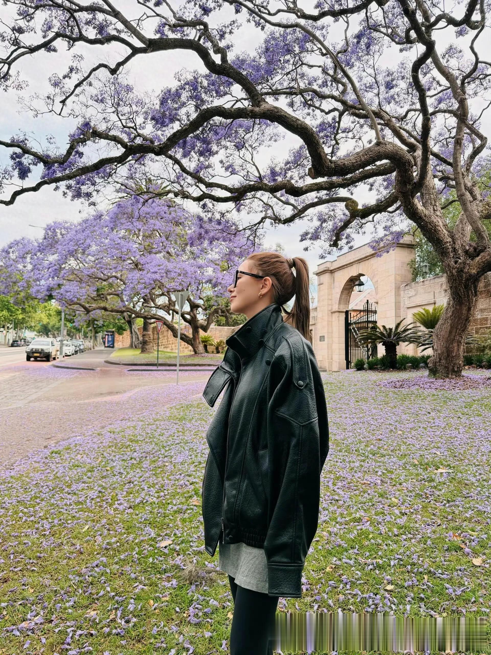 昆凌晒出与周杰伦的情侣照片