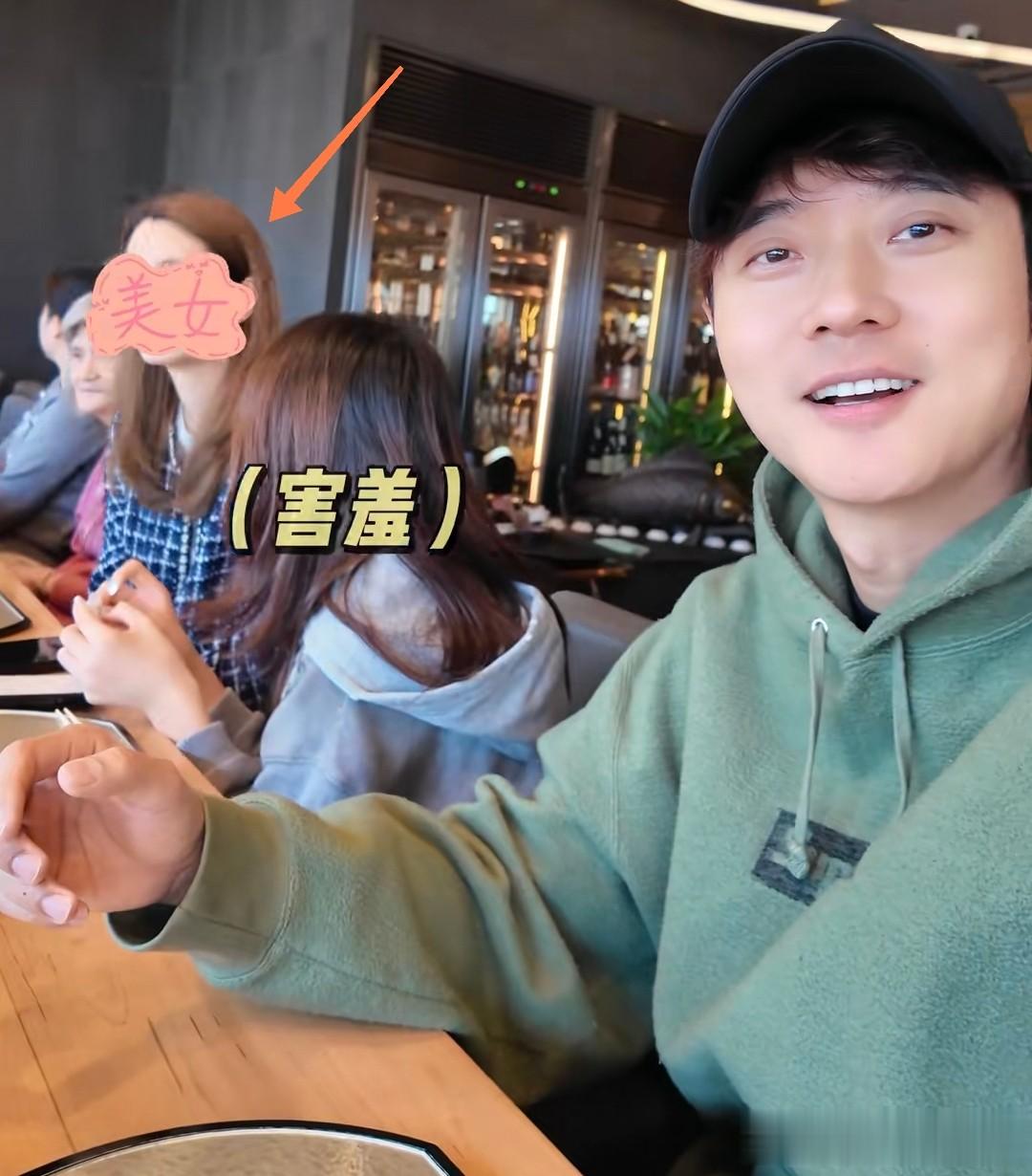 张丹峰陪老婆回香港，岳母一头白发很苍老，54岁洪欣的脸被打码