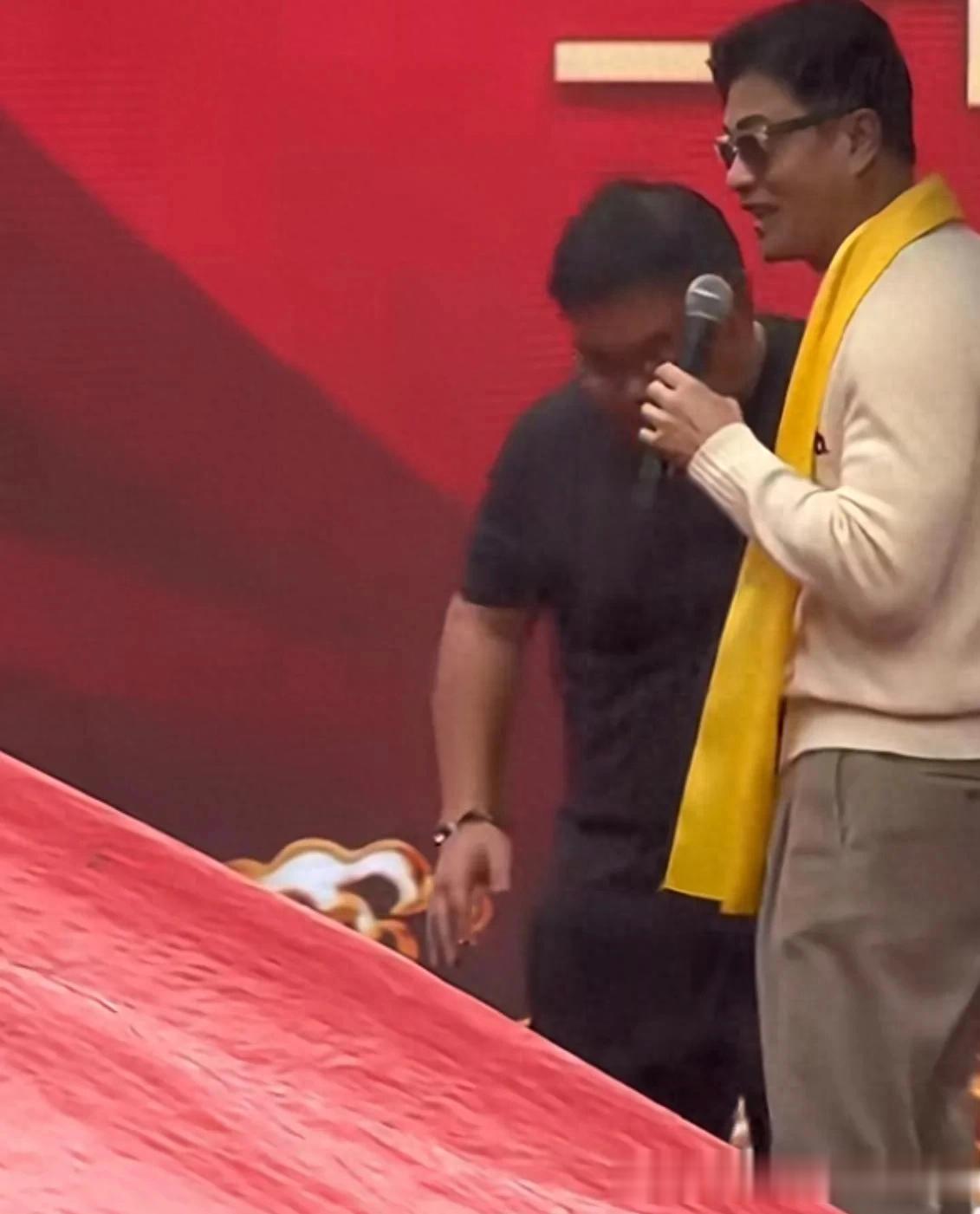 69岁吕良伟携子吕善扬回陆川祭祖，打扮低调，年近古稀却发量惊人