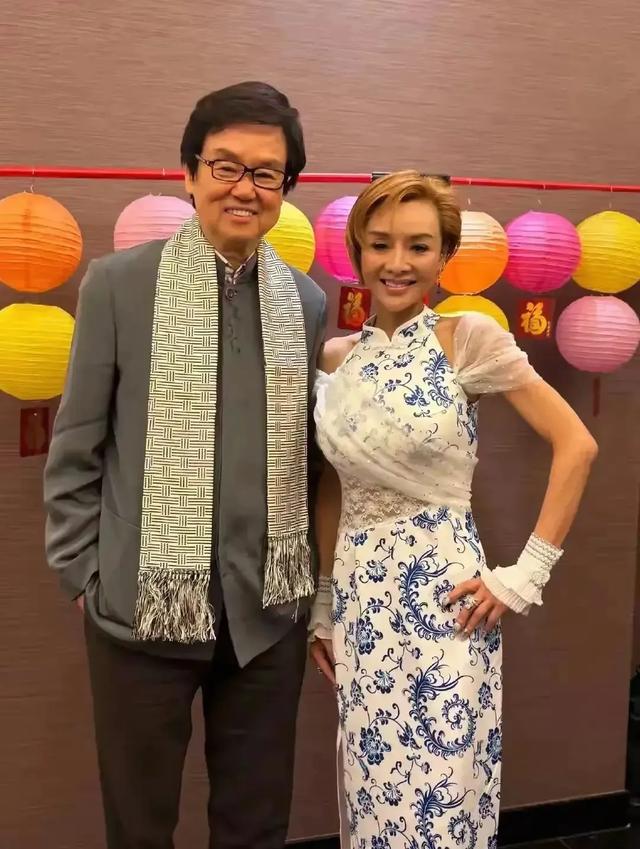 57岁叶子楣与72岁曾志伟等同框,身材火辣依旧,但脸部状态引热议